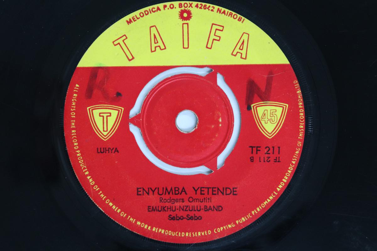 7inch Record EMUKHU NZULU BAND - Achayo Nende Blue / Enyumba Yetende TF211 TAIFA Kenya World Music Used
7inch Record EMUKHU NZULU BAND - Achayo Nende Blue / Enyumba Yetende TF211 TAIFA Kenya World Music Used