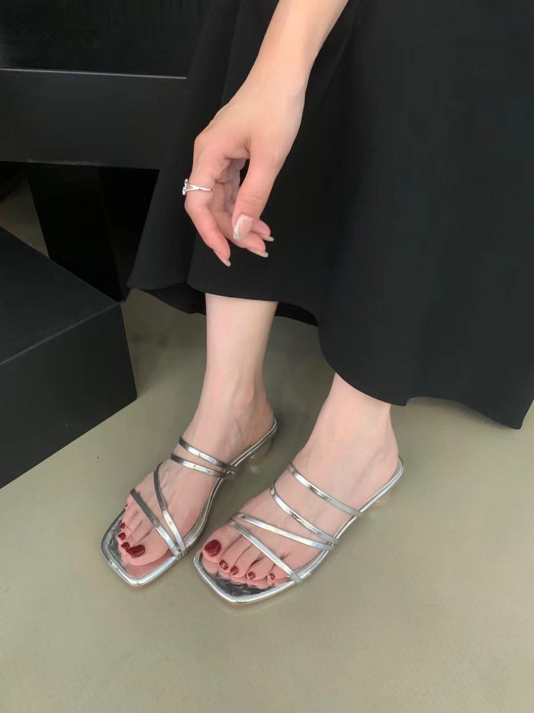 Двое носят крутые тапочки женские новые летние толстый каблук тонкий ремешок темперамент слово с босоножками на высоком каблуке 39 серебряный
Двое носят крутые тапочки женские новые летние толстый каблук тонкий ремешок темперамент слово с босоножками на высоком каблуке 39 серебряный