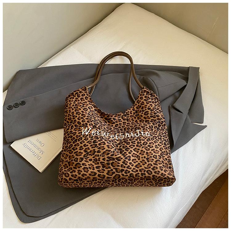 Korean fashion tote bag 2025 pre-autumn new women s bag retro leopard print handbag large capacity letter shoulder bag коричневый
Korean fashion tote bag 2025 pre-autumn new women s bag retro leopard print handbag large capacity letter shoulder bag коричневый