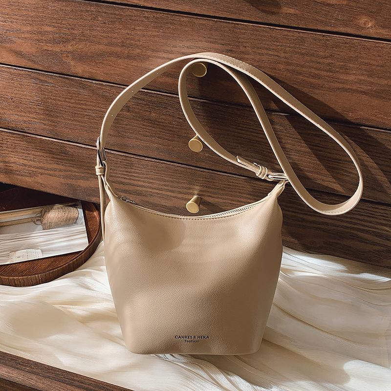 High-end small bag women s bag spring and summer versatile new texture popular messenger bag bucket bag
High-end small bag women s bag spring and summer versatile new texture popular messenger bag bucket bag