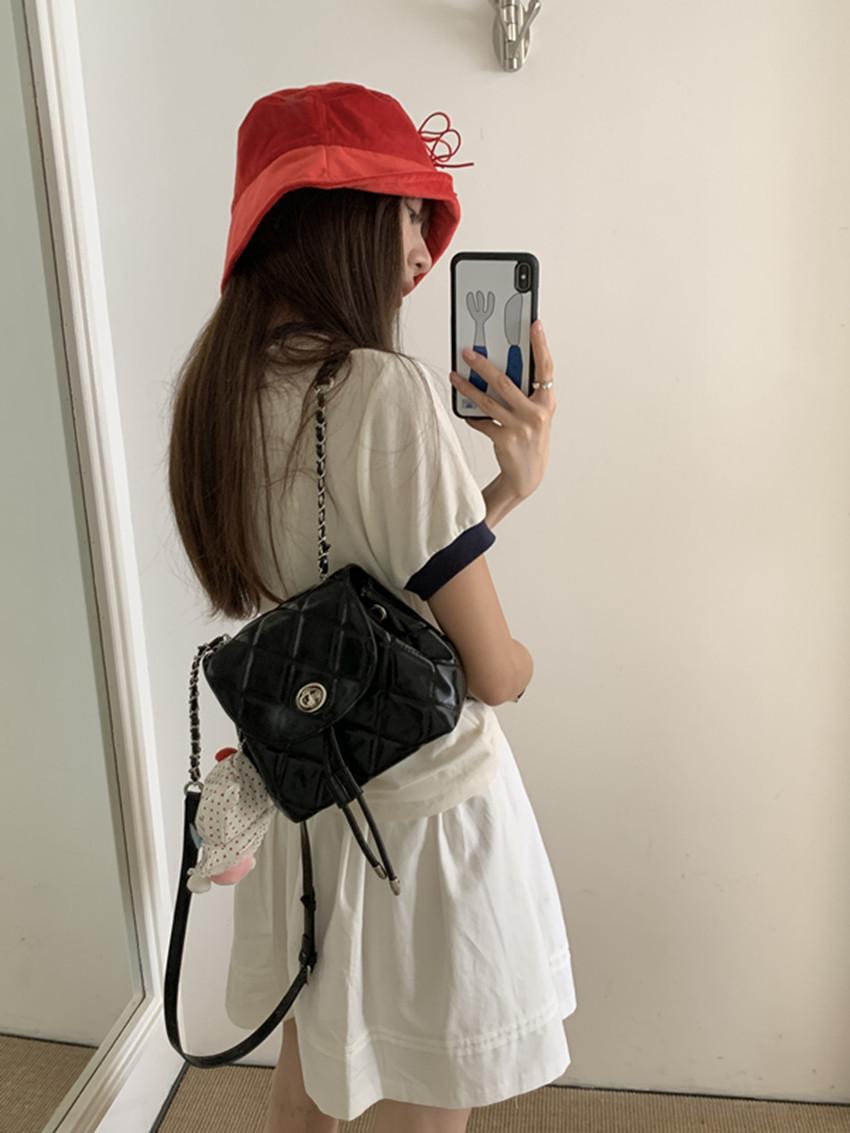 Жіночий рюкзак-ромб ручної роботи 2024 новий дизайн нішевий іноземний стиль мода срібний ланцюжок маленький рюкзак
Жіночий рюкзак-ромб ручної роботи 2024 новий дизайн нішевий іноземний стиль мода срібний ланцюжок маленький рюкзак