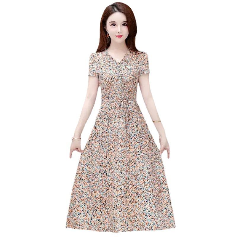 Летнее платье с цветочным принтом. Летняя женская тонкая длинная юбка с v-образным вырезом.
Летнее платье с цветочным принтом. Летняя женская тонкая длинная юбка с v-образным вырезом.