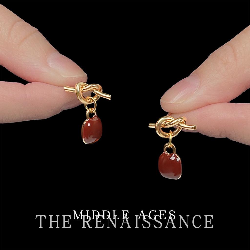 Vintage light medium antique enamel drop glaze burgundy knot earrings personalized niche fashion commuter style earrings
Vintage light medium antique enamel drop glaze burgundy knot earrings personalized niche fashion commuter style earrings
