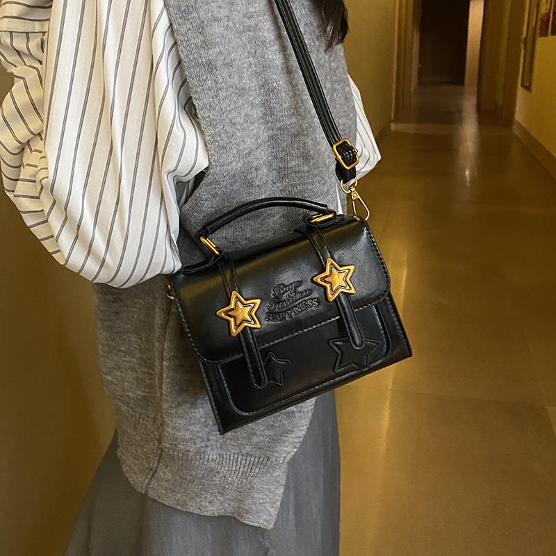 Ретро сумка Мори женская 2025 модный тренд сумка-мессенджер универсальная сумочка почтальон маленькая квадратная сумка производитель-поставщик 17*8*13 чёрный
Ретро сумка Мори женская 2025 модный тренд сумка-мессенджер универсальная сумочка почтальон маленькая квадратная сумка производитель-поставщик 17*8*13 чёрный