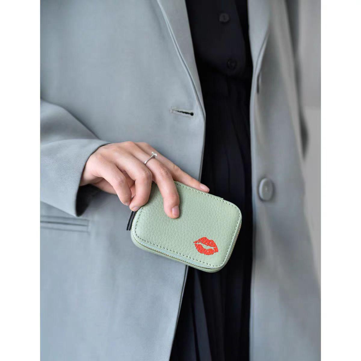 Luxury Cowhide Woman Lipstick Box Custom Name Genuine Leather Cosmetic Case Mirror Travel Portable Lady Retro Make Up Bags Gift
Luxury Cowhide Woman Lipstick Box Custom Name Genuine Leather Cosmetic Case Mirror Travel Portable Lady Retro Make Up Bags Gift