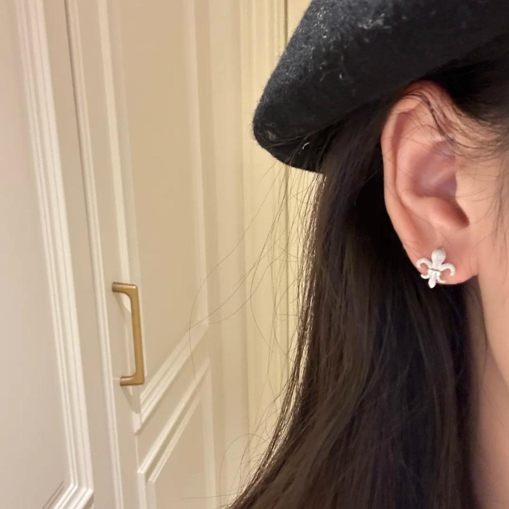 Vintage Iris Bracelet with Brushed Finish Elegant Floral Earrings Pendant Jewelry Set
Vintage Iris Bracelet with Brushed Finish Elegant Floral Earrings Pendant Jewelry Set