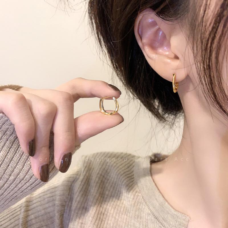 Irregular circle plain circle ear buckle women s light luxury niche design earrings new temperament earrings
Irregular circle plain circle ear buckle women s light luxury niche design earrings new temperament earrings