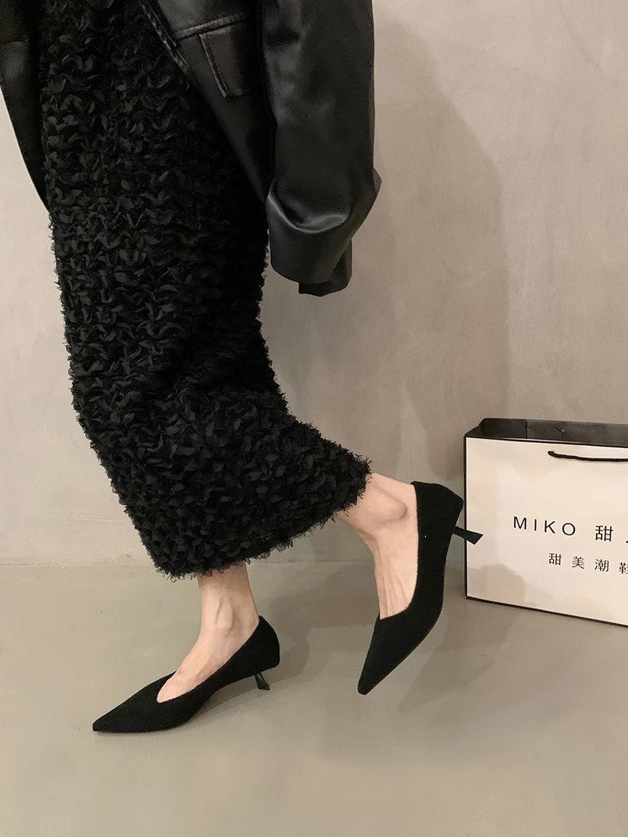 French black high heels pointed single shoes women s shoes 2025 new autumn and winter outer wear plush commuter fluffy shoes 39 чорний
French black high heels pointed single shoes women s shoes 2025 new autumn and winter outer wear plush commuter fluffy shoes 39 чорний