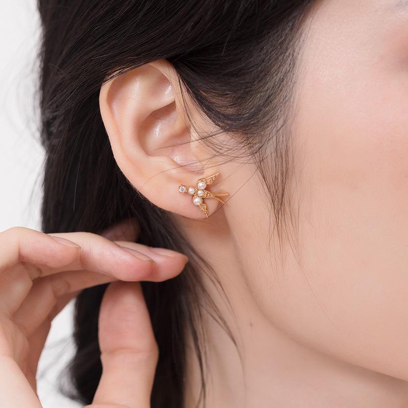 Elegant Chinese-Style Luxury Swallow Stud Earrings in S925 Silver with Gold-Plated Pearl Accents 925 Silver
Elegant Chinese-Style Luxury Swallow Stud Earrings in S925 Silver with Gold-Plated Pearl Accents 925 Silver