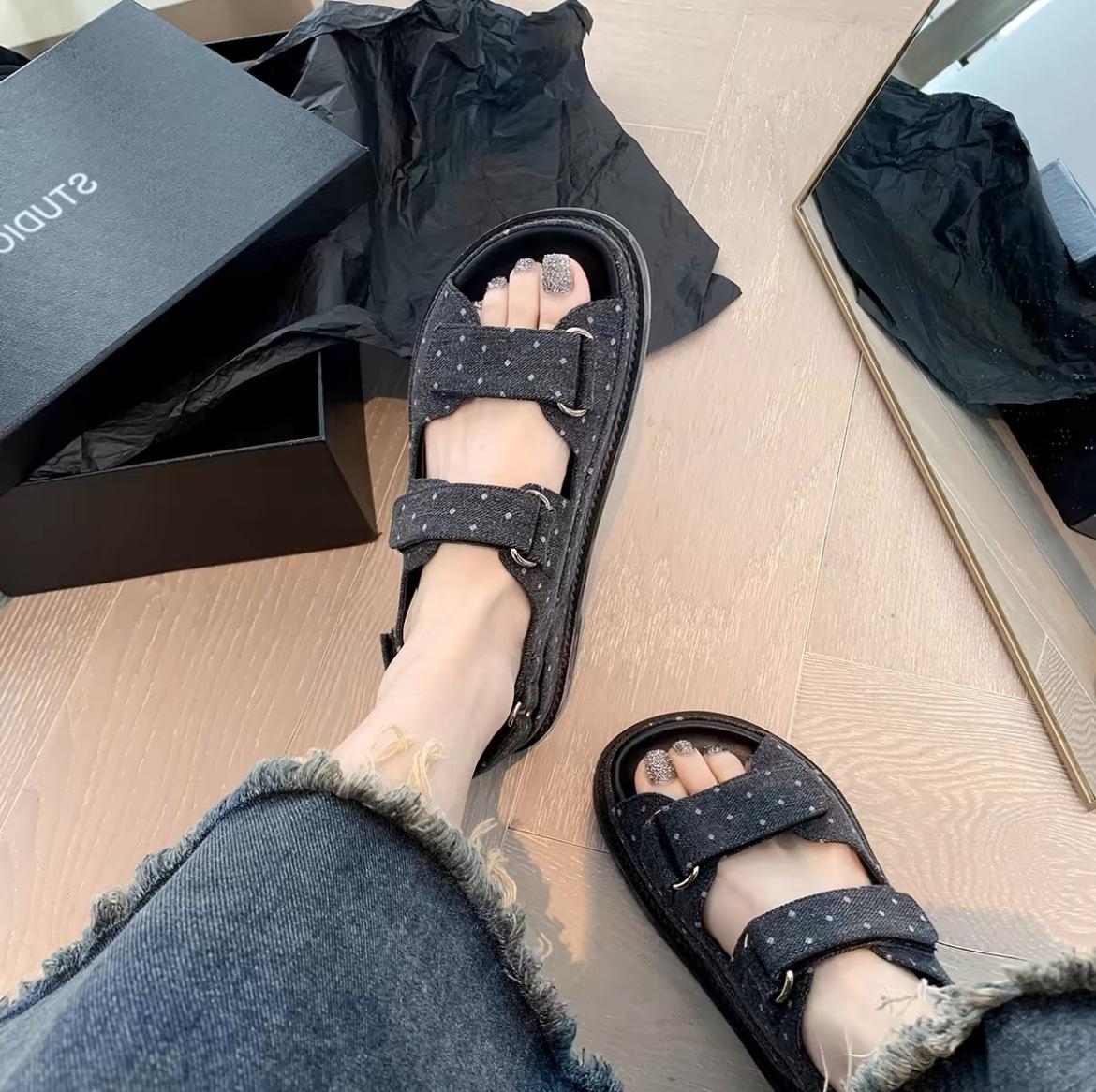 New sandals women s summer flat bottom 2025 new Xiaoxiangfeng Velcro leather versatile rhombus soft leather thick bottom 37
New sandals women s summer flat bottom 2025 new Xiaoxiangfeng Velcro leather versatile rhombus soft leather thick bottom 37