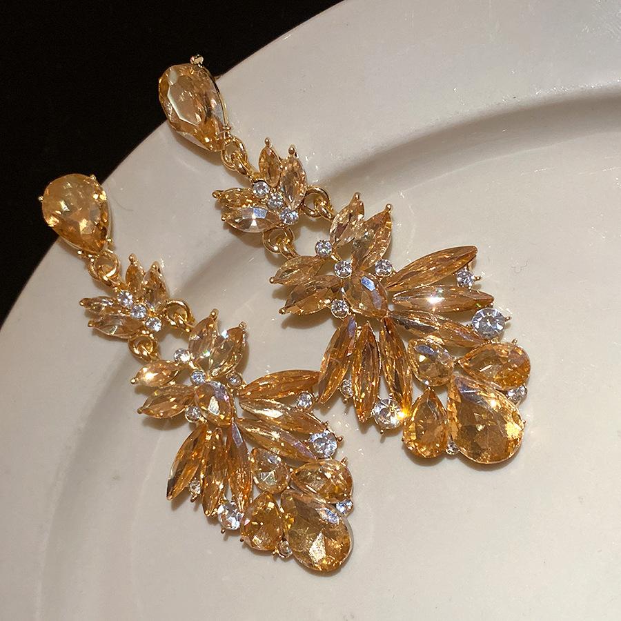 Silver needle with diamonds, water drop pendant earrings, retro court style temperament versatile earrings, light luxury and high-end earrings.
Silver needle with diamonds, water drop pendant earrings, retro court style temperament versatile earrings, light luxury and high-end earrings.