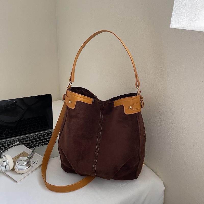 Корейская версия нишевая большая сумка-тоут женская 2025 осень новая повседневная в иностранном стиле модная для работы портативная на плечо темно-коричневого
Корейская версия нишевая большая сумка-тоут женская 2025 осень новая повседневная в иностранном стиле модная для работы портативная на плечо темно-коричневого