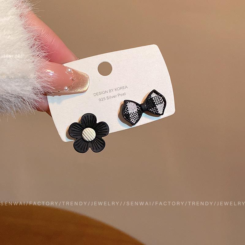 Sweet and gentle asymmetrical flower bow earrings women s new thousand bird grid earrings ear jewelry
Sweet and gentle asymmetrical flower bow earrings women s new thousand bird grid earrings ear jewelry
