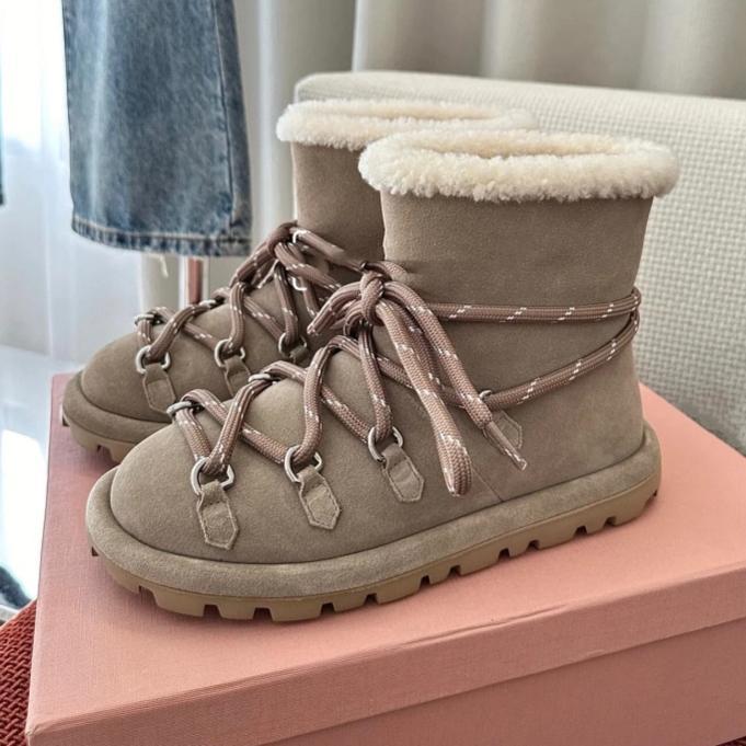Зимние женские ботинки Miu S Snow Boots из кожи с толстой подошвой, меховым наполнителем, встроенными терморемешками, короткие ботинки Tide 35
Зимние женские ботинки Miu S Snow Boots из кожи с толстой подошвой, меховым наполнителем, встроенными терморемешками, короткие ботинки Tide 35