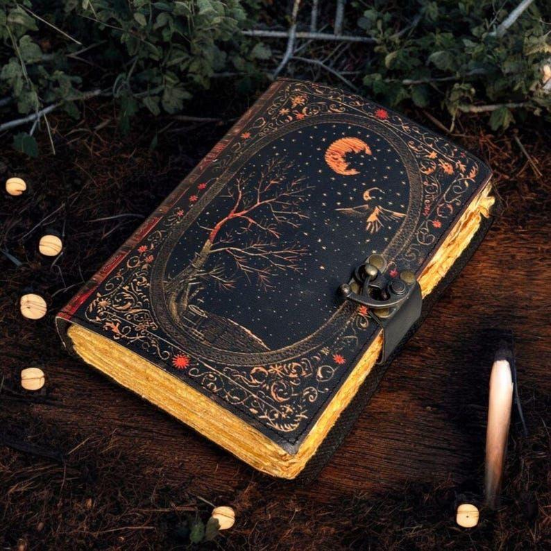 Кожаный журнал Готическая записная книжка Змея Гримуар Принт - Винтажный журнал ручной работы Книга Теней Колдовство Журнал Подарок для Менк 7 x 5 in
Кожаный журнал Готическая записная книжка Змея Гримуар Принт - Винтажный журнал ручной работы Книга Теней Колдовство Журнал Подарок для Менк 7 x 5 in