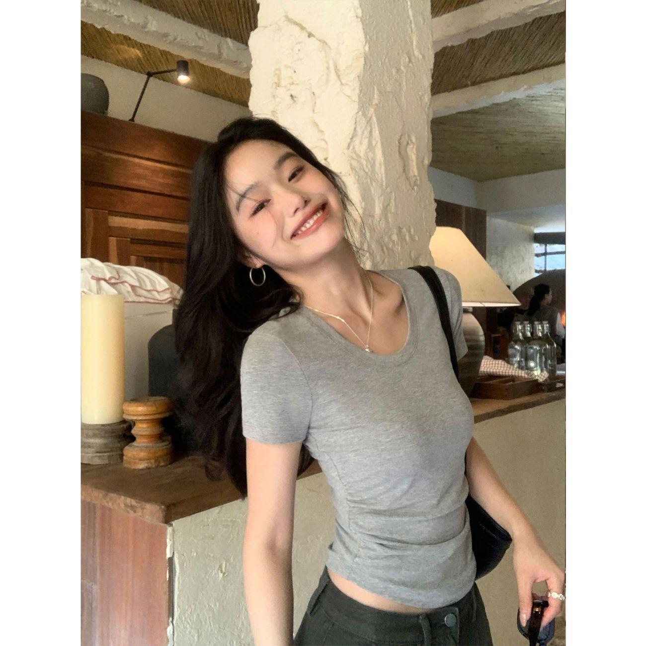Light gray U-neck slim-fitting short-sleeved T-shirt for women s summer new Korean waist-pinching and thin fashion bottoming shirt 2XL
Light gray U-neck slim-fitting short-sleeved T-shirt for women s summer new Korean waist-pinching and thin fashion bottoming shirt 2XL