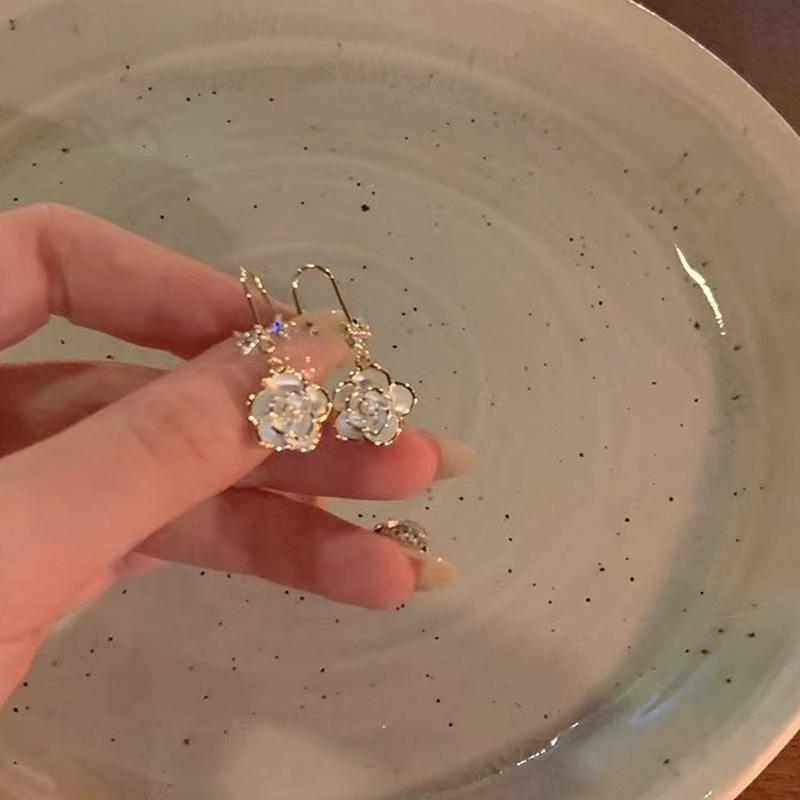 Маленькие серьги с горной камелией и ароматным бризом во французском стиле, женский галстук-бабочка, жемчуг, нишевый дизайн, высококачественные серьги, серьги и серьги
Маленькие серьги с горной камелией и ароматным бризом во французском стиле, женский галстук-бабочка, жемчуг, нишевый дизайн, высококачественные серьги, серьги и серьги