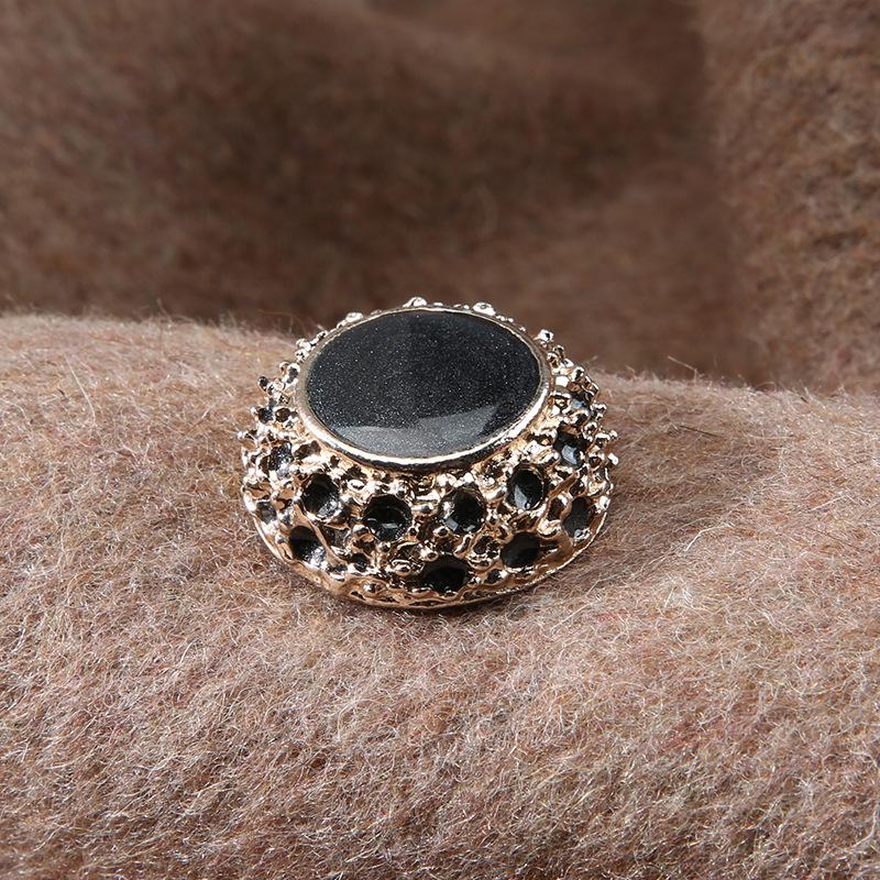 Высококачественное пальто с пуговицами, женская верхняя куртка, высококачественные аксессуары на пуговицах, меховой свитер, декоративные красивые маленькие пуговицы Black * 40L = 25.0 MM * Round
Высококачественное пальто с пуговицами, женская верхняя куртка, высококачественные аксессуары на пуговицах, меховой свитер, декоративные красивые маленькие пуговицы Black * 40L = 25.0 MM * Round