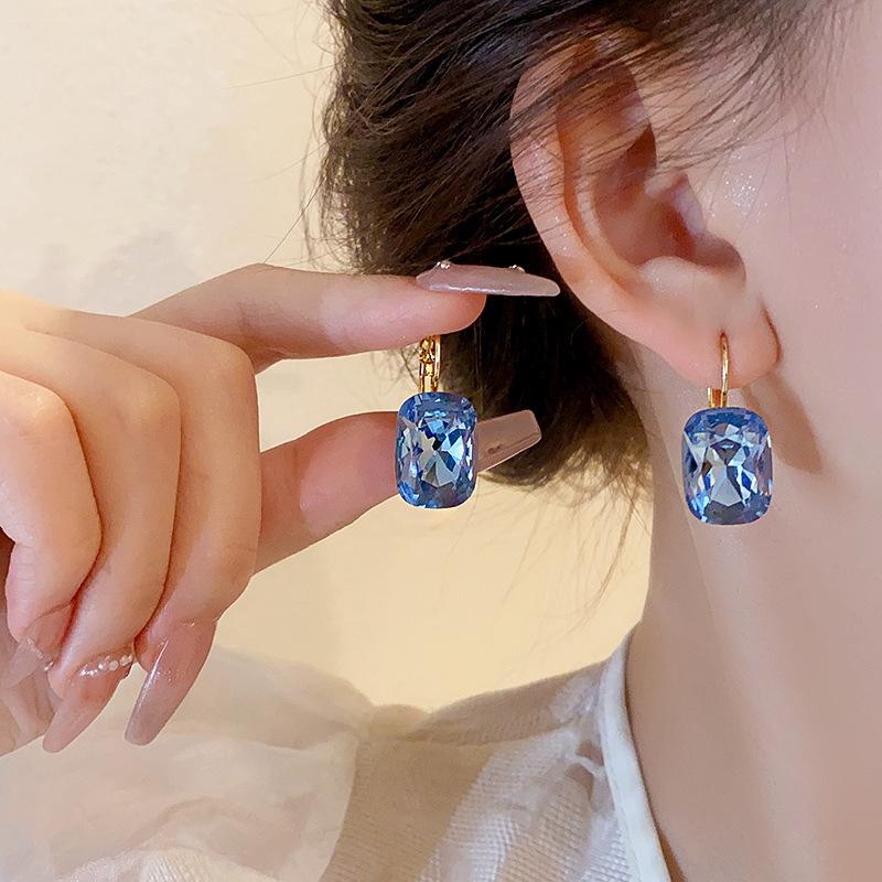 French square ear buckle fashion light luxury temperament earrings simple and versatile geometric earrings earrings
French square ear buckle fashion light luxury temperament earrings simple and versatile geometric earrings earrings