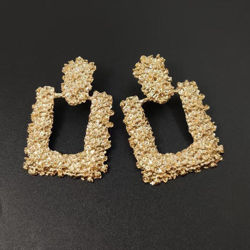 Elegant French Geometric Drop Earrings: Women s High-End Square Alloy Studs with a Niche Design Sense платиновый
Elegant French Geometric Drop Earrings: Women s High-End Square Alloy Studs with a Niche Design Sense платиновый