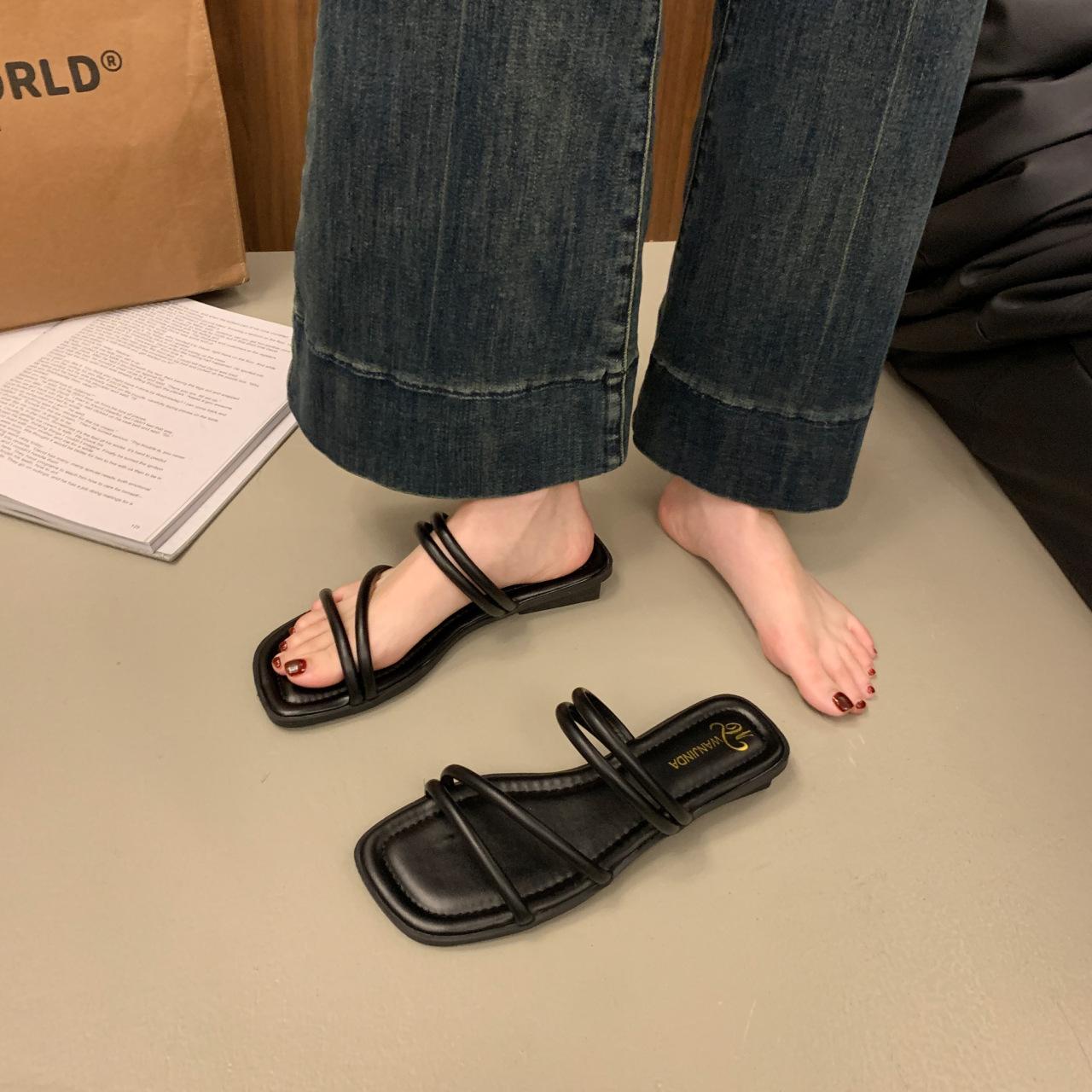 Модные женские шлепанцы 2025 Лето С открытым носком Уличные Пляжные сандалии Модные Удобные Плоские Повседневные шлепанцы Римские Сандалии во французском стиле 40 чёрный
Модные женские шлепанцы 2025 Лето С открытым носком Уличные Пляжные сандалии Модные Удобные Плоские Повседневные шлепанцы Римские Сандалии во французском стиле 40 чёрный