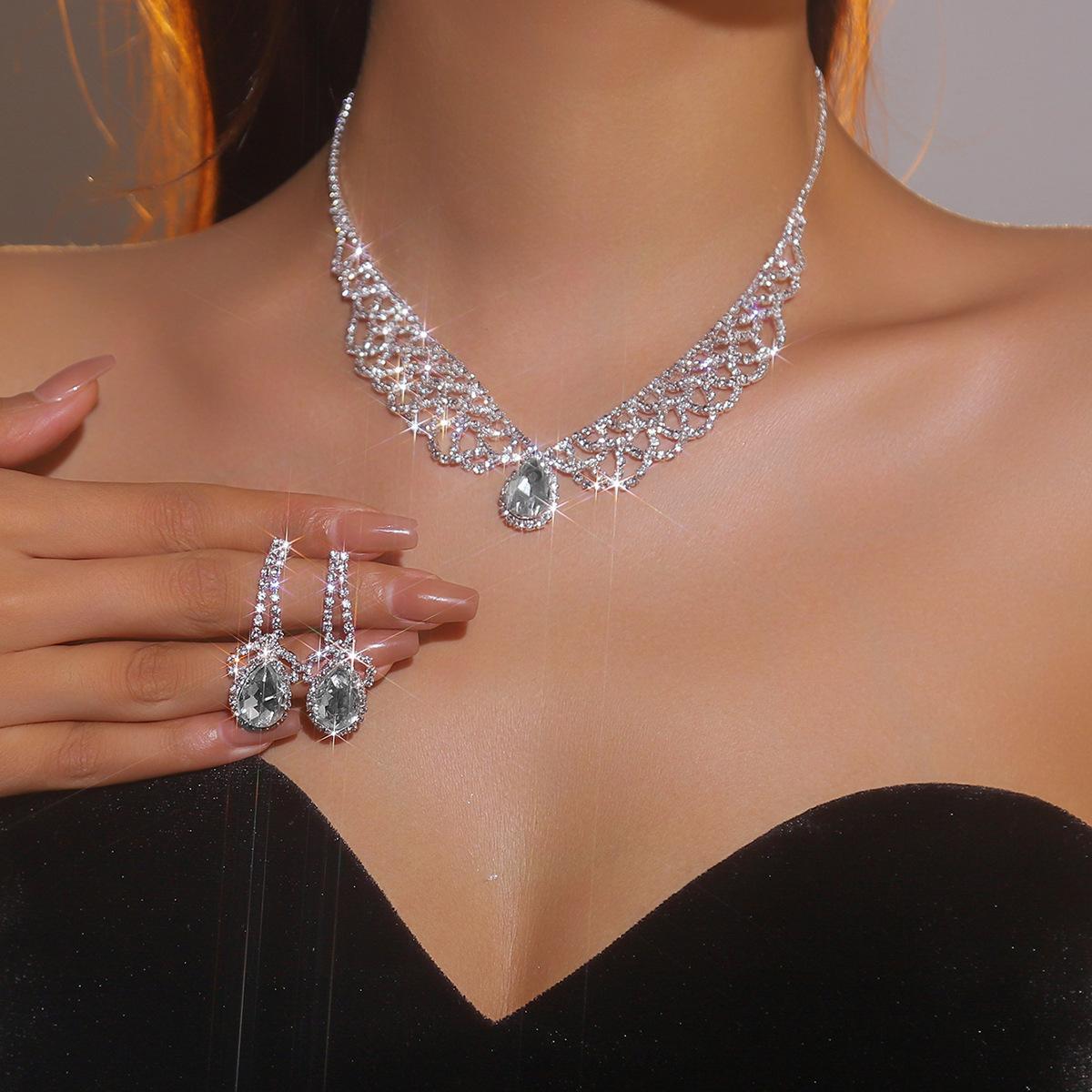 Стильний геометричний порожнистий блискучий набір з двох предметів: намисто з стразами та сережки
Стильний геометричний порожнистий блискучий набір з двох предметів: намисто з стразами та сережки