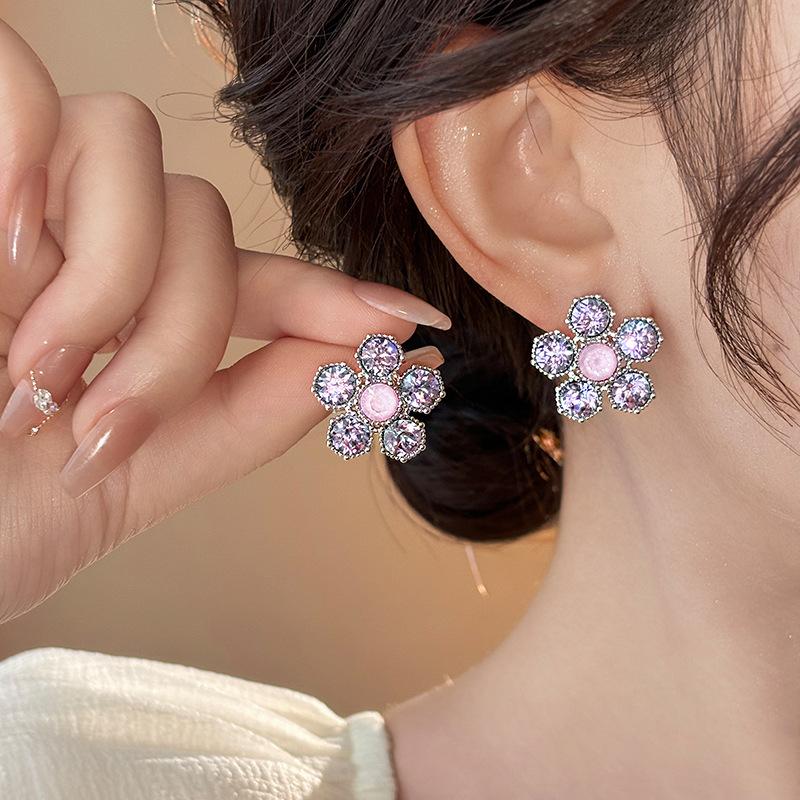 Purple flower stud earrings women s exquisite super flash earrings light luxury high sense fashion versatile earrings
Purple flower stud earrings women s exquisite super flash earrings light luxury high sense fashion versatile earrings