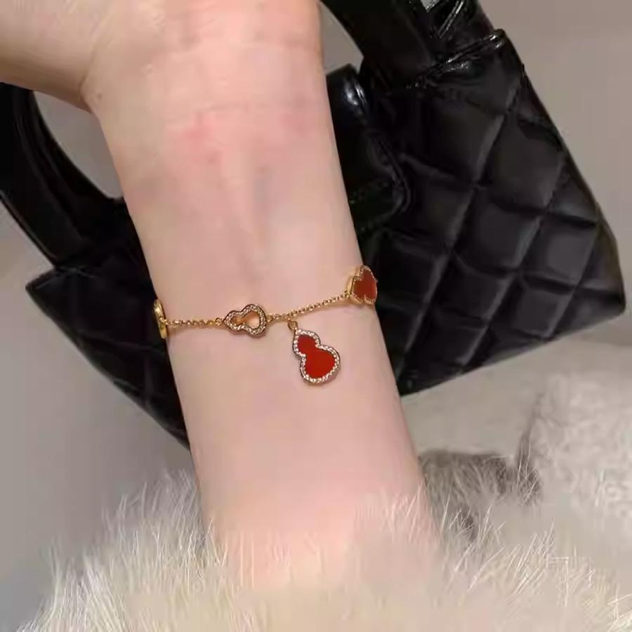 24k zircon acetic acid board gourd pendant bracelet new Chinese fashion light luxury bracelet simple jewelry
24k zircon acetic acid board gourd pendant bracelet new Chinese fashion light luxury bracelet simple jewelry