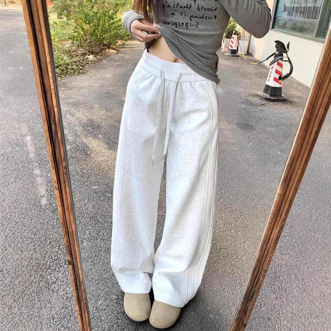 Женские бело-серые утягивающие свободные спортивные брюки прямого кроя - Коллекция весна/лето 2025 S Premium
Женские бело-серые утягивающие свободные спортивные брюки прямого кроя - Коллекция весна/лето 2025 S Premium