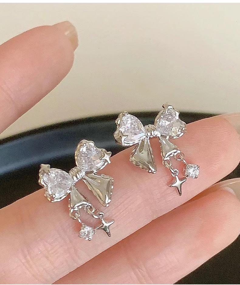111 Silver Needle Light Luxury High-end Tassel Bow Earrings Women s Versatile Design Temperament Super Flash Zircon Earrings 925 silver needle
111 Silver Needle Light Luxury High-end Tassel Bow Earrings Women s Versatile Design Temperament Super Flash Zircon Earrings 925 silver needle