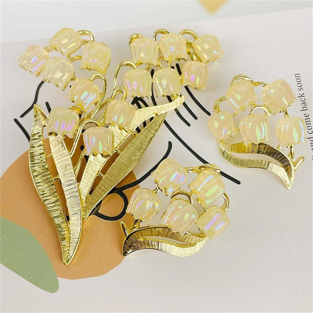 Moonlight Lily Vintage Faux Pearl Corsage Earrings - Silver Needle Studs with Ribbon Flower Pin Design
Moonlight Lily Vintage Faux Pearl Corsage Earrings - Silver Needle Studs with Ribbon Flower Pin Design