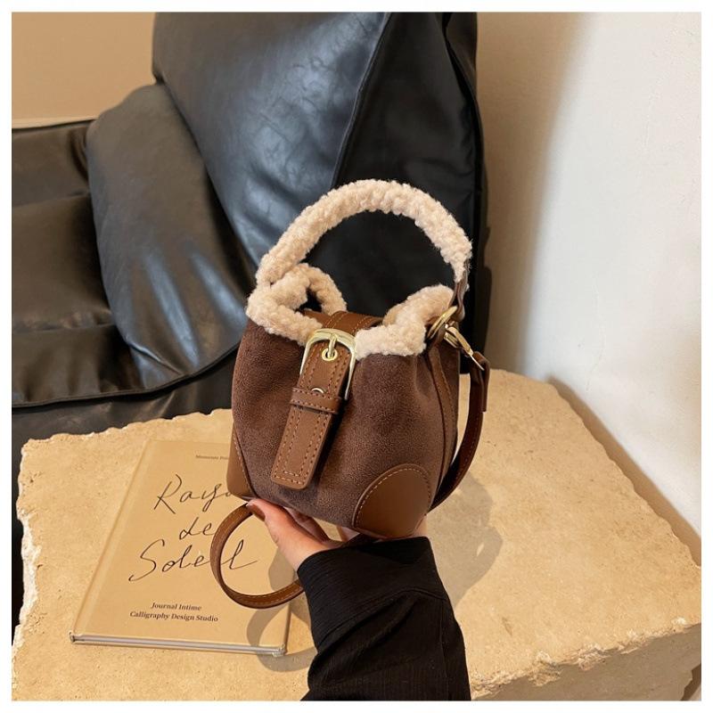 2026 Fall/Winter Bag Women s Retro Plush Bag Korean Fashion Small Mini Shoulder Bag Wool Handbag Crossbody Bag темно-коричневого кольору
2026 Fall/Winter Bag Women s Retro Plush Bag Korean Fashion Small Mini Shoulder Bag Wool Handbag Crossbody Bag темно-коричневого кольору