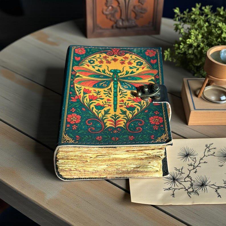 Шкіряний щоденник «Бабка»: Вінтажна Книга Тіней Лісових Квітів Рукописна Книга Тіней Книга Заклинань Вікканська Язичницька Готична Магічний Щоденник Подарунок 7 x 5 inch / 100 Page
Шкіряний щоденник «Бабка»: Вінтажна Книга Тіней Лісових Квітів Рукописна Книга Тіней Книга Заклинань Вікканська Язичницька Готична Магічний Щоденник Подарунок 7 x 5 inch / 100 Page