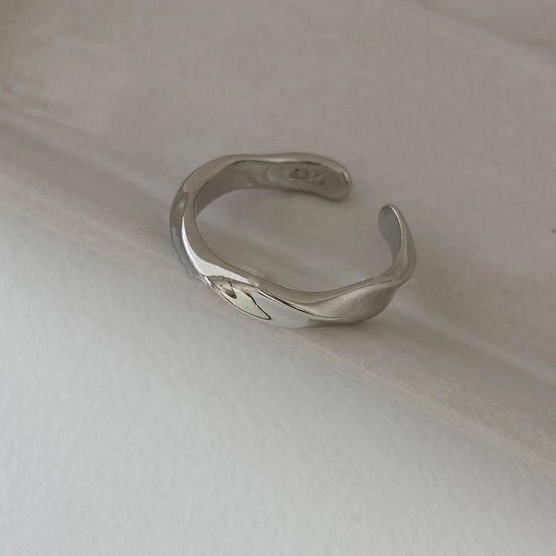 Round ring for women in a cool style, simple and versatile, suitable for all occasions. Fingers ring with English letters. Wave
Round ring for women in a cool style, simple and versatile, suitable for all occasions. Fingers ring with English letters. Wave