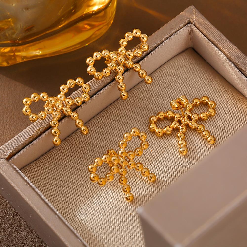 Hepburn Style Niche Design Ball Splicing Bow Shape Stud Earrings Simple Light Luxury Titanium Steel Earrings Plated with 18k Gold
Hepburn Style Niche Design Ball Splicing Bow Shape Stud Earrings Simple Light Luxury Titanium Steel Earrings Plated with 18k Gold