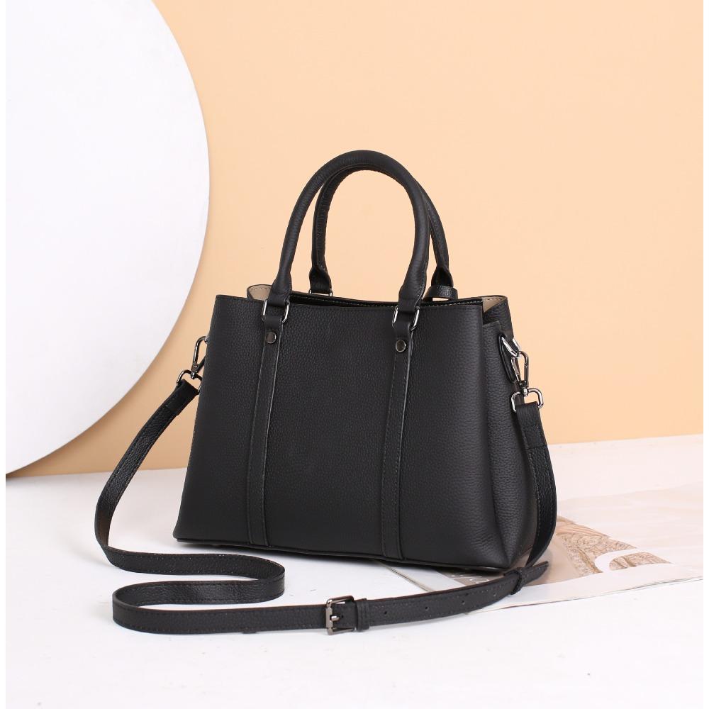 Leather women s bag new high-end atmospheric women s handbag middle-aged mother mother-in-law cowhide shoulder messenger bag 30*13*22 чорний
Leather women s bag new high-end atmospheric women s handbag middle-aged mother mother-in-law cowhide shoulder messenger bag 30*13*22 чорний