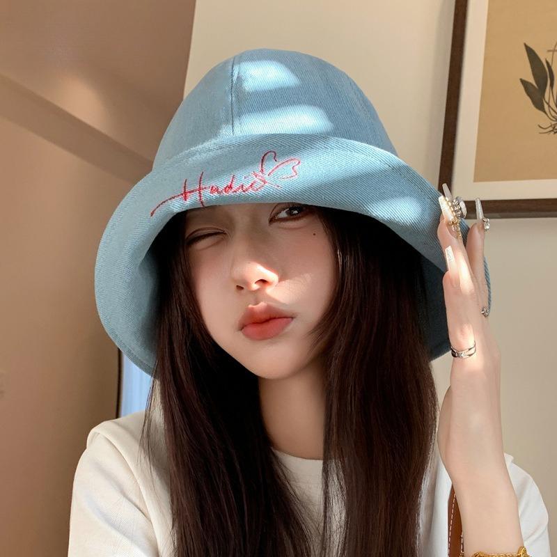 1pc Women Large Folded Brim Denim Fisherman Hat Embroidery Letters Heart Sunscreen Bucket Cap Female Outdoor Travel Beach Hats One Size небо синє кольору
1pc Women Large Folded Brim Denim Fisherman Hat Embroidery Letters Heart Sunscreen Bucket Cap Female Outdoor Travel Beach Hats One Size небо синє кольору