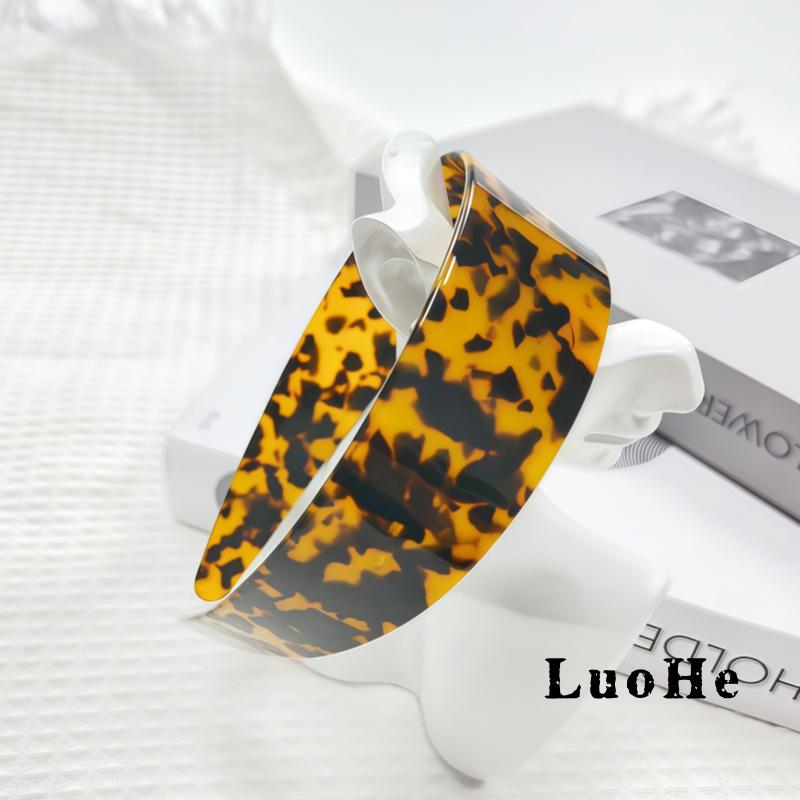 Elegant Retro Tortoiseshell Wide Headband - Versatile Acetate Fashion Accessory for Women
Elegant Retro Tortoiseshell Wide Headband - Versatile Acetate Fashion Accessory for Women