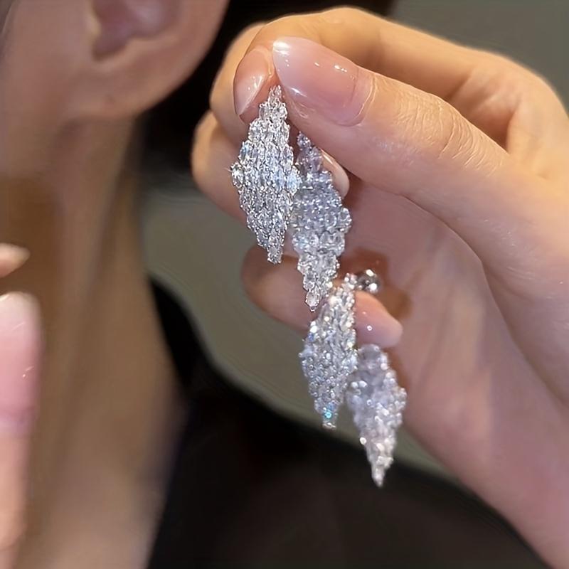 Bling Bling Циркон Декор Серьги в форме ромба Передние и задние серьги для вечеринки, банкета, свиданий
Bling Bling Циркон Декор Серьги в форме ромба Передние и задние серьги для вечеринки, банкета, свиданий