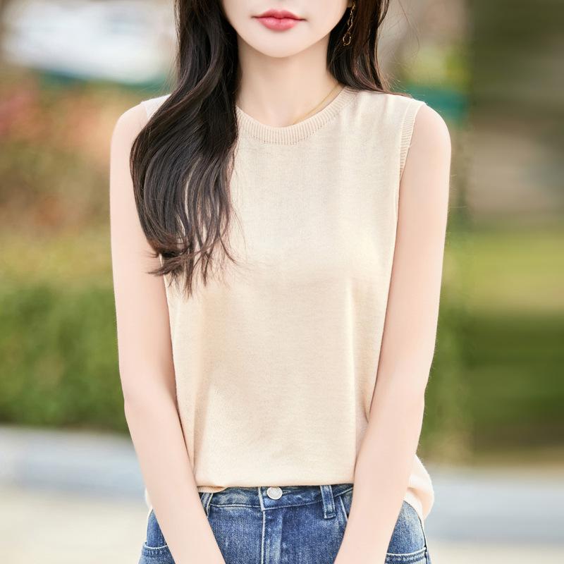 A Sleeveless Halter Top with A Round-neck Knitted Vest for Spring and Summer Paired with A Casual Base Layer Top M
A Sleeveless Halter Top with A Round-neck Knitted Vest for Spring and Summer Paired with A Casual Base Layer Top M