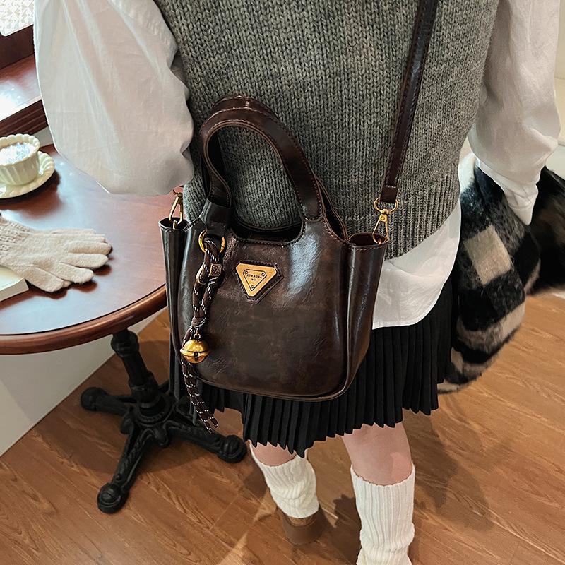 Autumn and winter retro portable tote bag women s 2025 new bag high-end sense versatile niche design shoulder messenger bag темно-коричневого
Autumn and winter retro portable tote bag women s 2025 new bag high-end sense versatile niche design shoulder messenger bag темно-коричневого