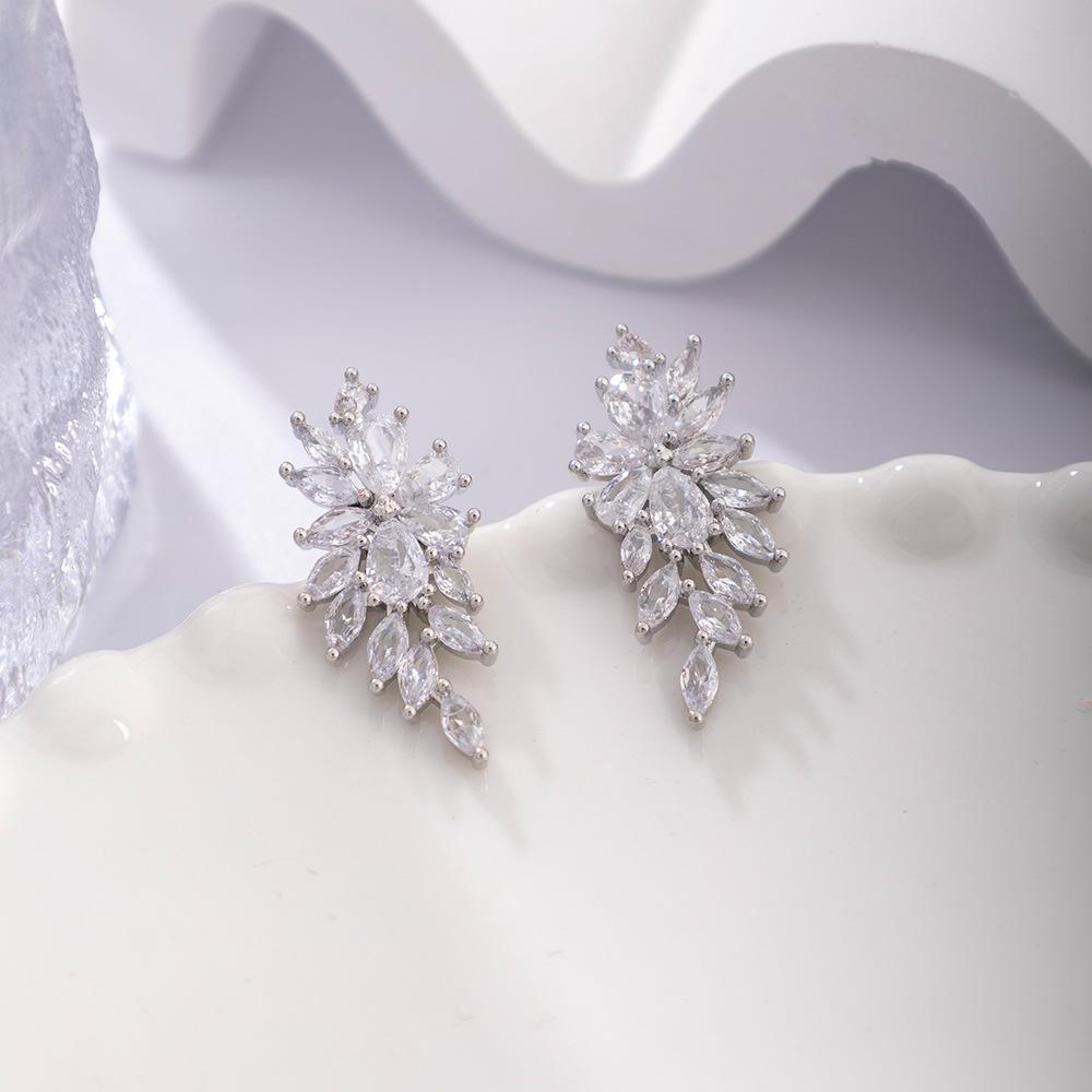 1Pair of Heavy Industry Artificial Inlaid Earrings Casual Party Temperament Flower Stud Earrings Light Luxury High-end Ear Jewelry
1Pair of Heavy Industry Artificial Inlaid Earrings Casual Party Temperament Flower Stud Earrings Light Luxury High-end Ear Jewelry