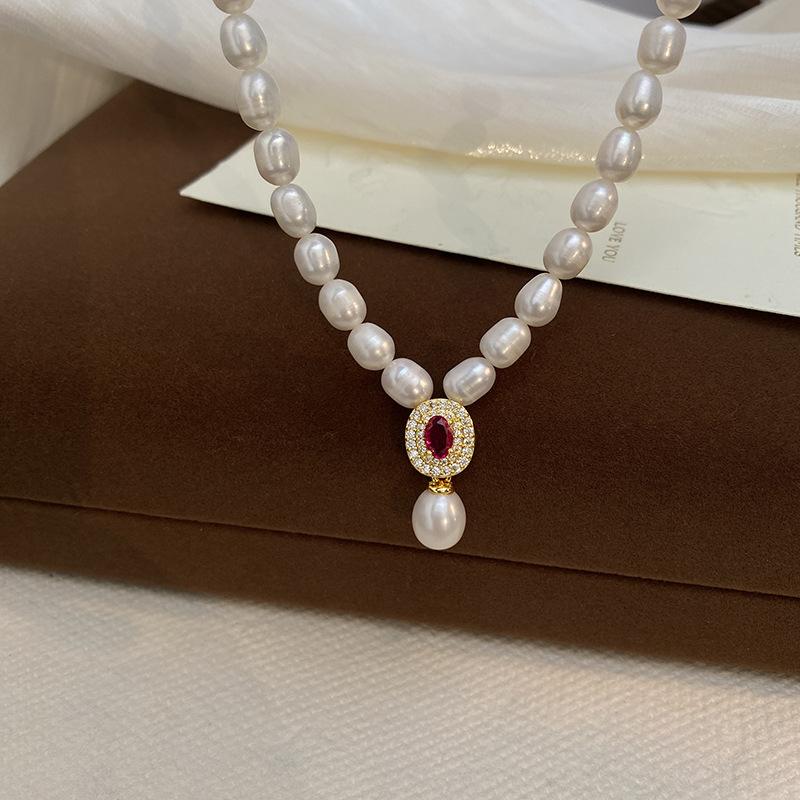 Necklace with Feminine Charm, French Retro High-end Feel, Collarbone Chain, Light Luxury, Fashionable and Versatile Necklace 36CM
Necklace with Feminine Charm, French Retro High-end Feel, Collarbone Chain, Light Luxury, Fashionable and Versatile Necklace 36CM