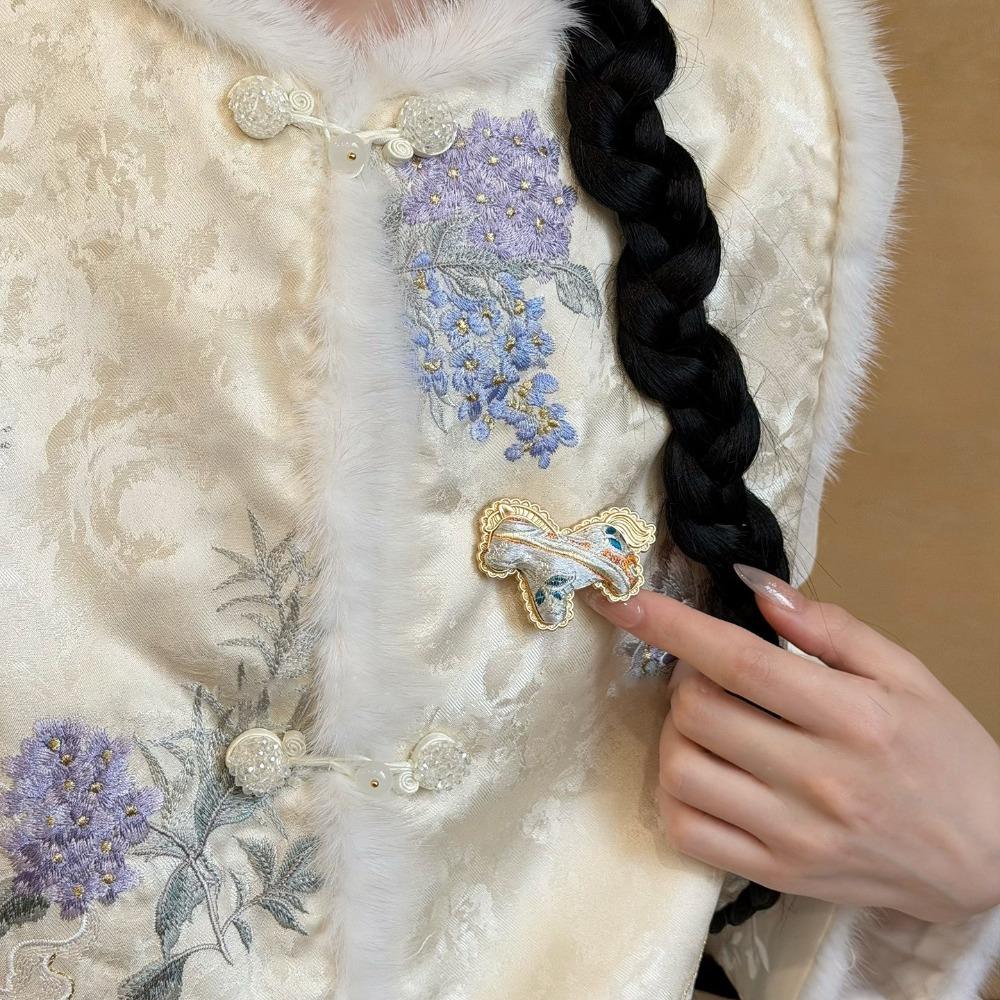Chinese Style Horse Brooch Brocade Material Embroidery Details Little Pony Pin Luxury Handmade Song Brocade Brooch світло-синій колір
Chinese Style Horse Brooch Brocade Material Embroidery Details Little Pony Pin Luxury Handmade Song Brocade Brooch світло-синій колір