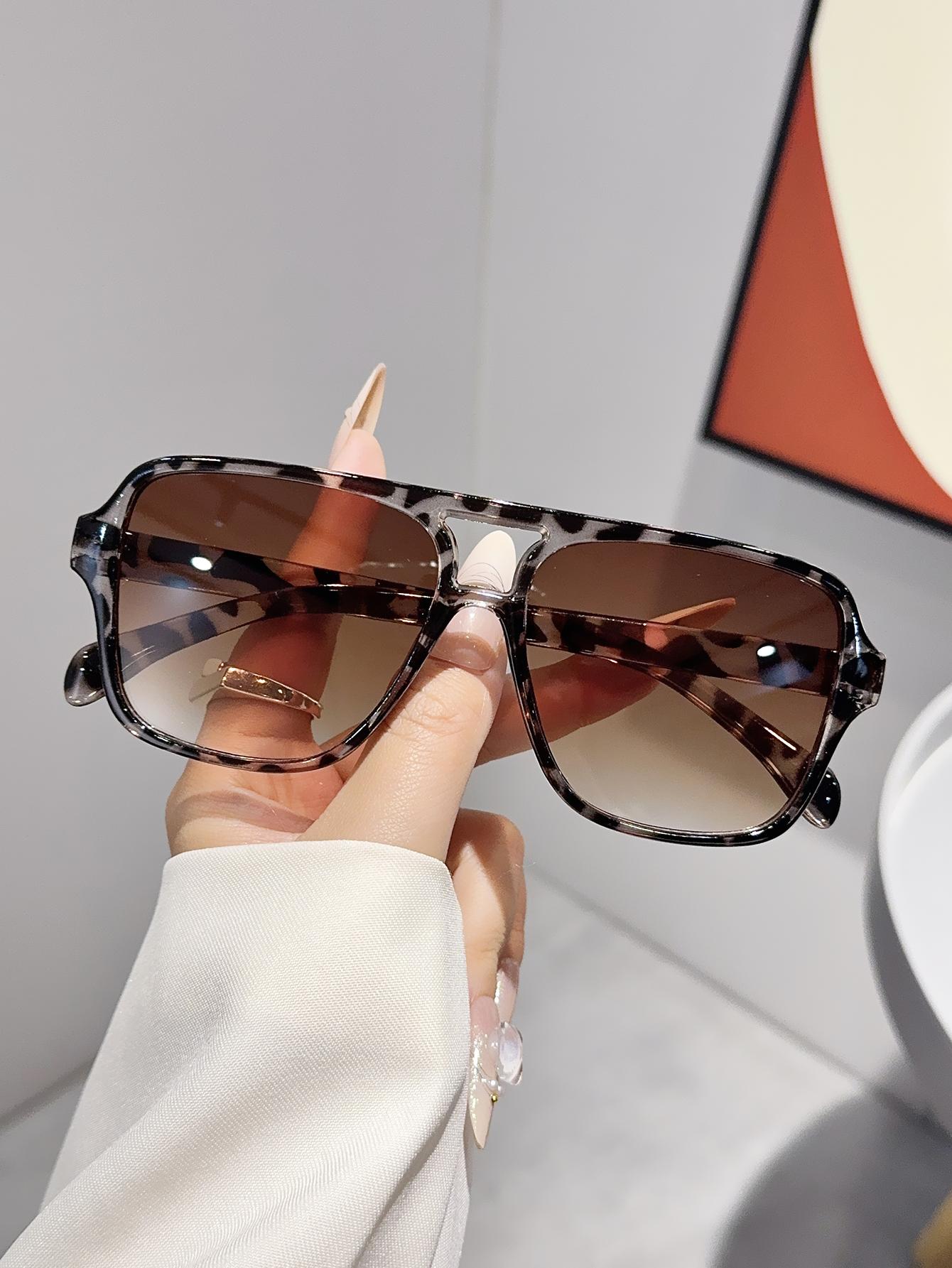 1Pc Retro Double-Bridge Oversized Square Frame Sunglasses for Women, Suitable for Daily Photo Accessories and Parties
1Pc Retro Double-Bridge Oversized Square Frame Sunglasses for Women, Suitable for Daily Photo Accessories and Parties