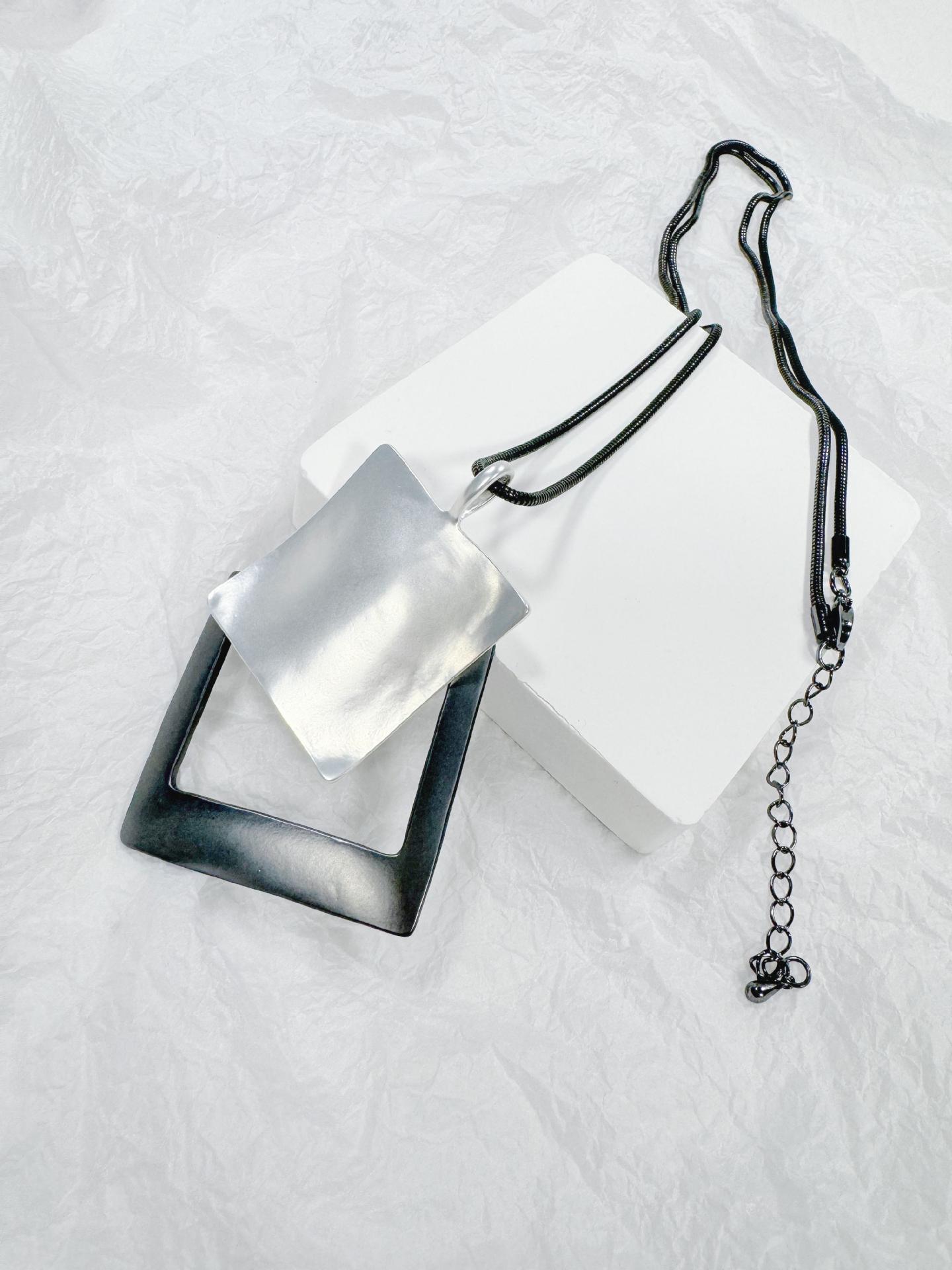 Винтажный стиль двухслойный плиссированный квадратный лист кулон воротник ожерелье женский уникальный шейный ювелирный подарок серебряный
Винтажный стиль двухслойный плиссированный квадратный лист кулон воротник ожерелье женский уникальный шейный ювелирный подарок серебряный