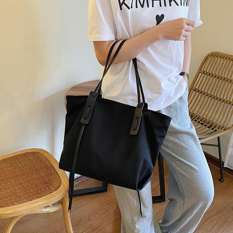 New tote bag large-capacity women s high-end new versatile textured shoulder bag fashionable going out handbag
New tote bag large-capacity women s high-end new versatile textured shoulder bag fashionable going out handbag