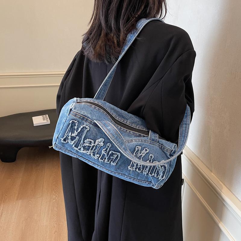 Popular winter new small fresh retro bag embroidered shoulder bag travel fashion bag portable pillow bag
Popular winter new small fresh retro bag embroidered shoulder bag travel fashion bag portable pillow bag