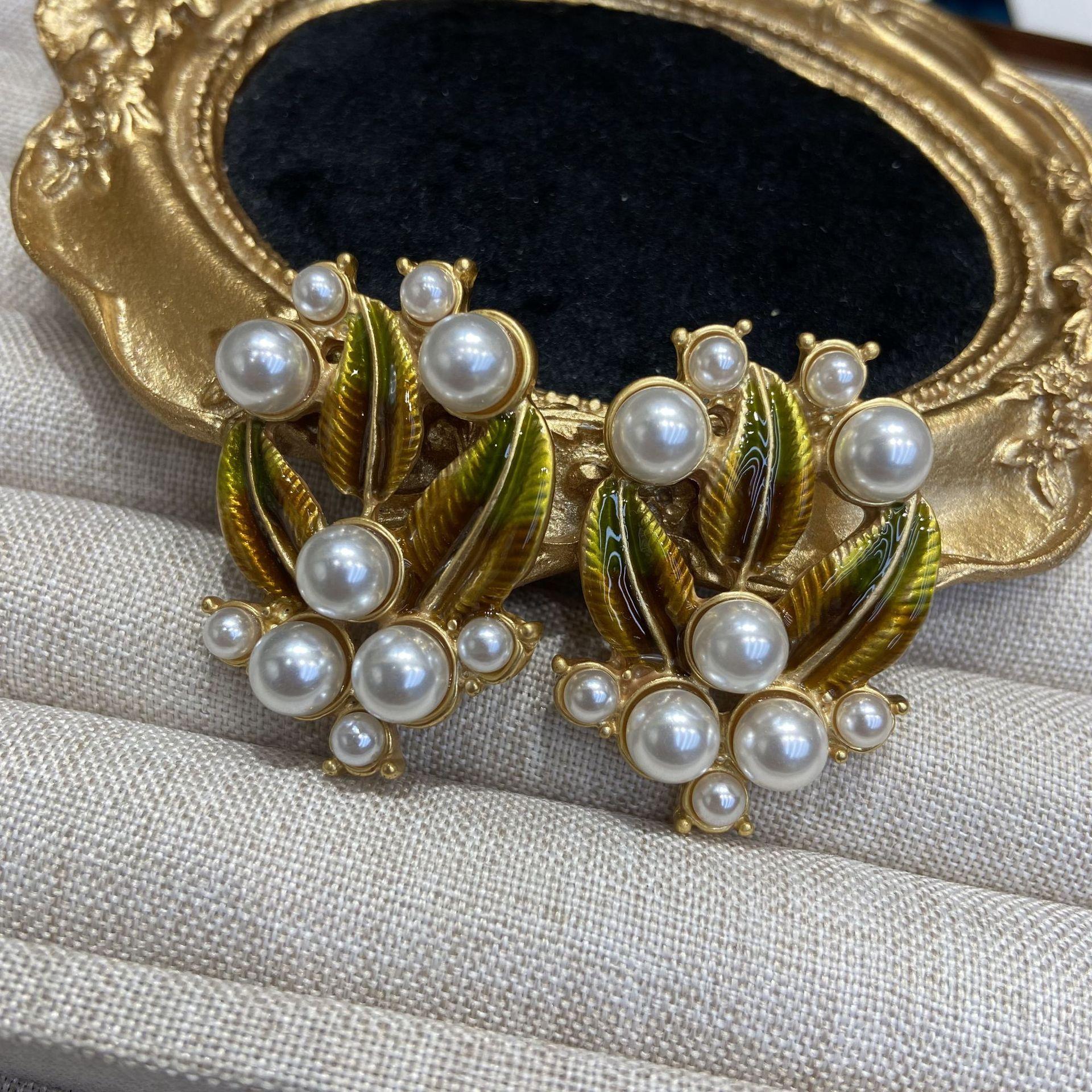 Средневековые ювелирные изделия, высококачественные серьги-гвоздики с жемчугом в форме листа, серебряные серьги-гвоздики с эмалью и каплями, женские ретро-серьги
Средневековые ювелирные изделия, высококачественные серьги-гвоздики с жемчугом в форме листа, серебряные серьги-гвоздики с эмалью и каплями, женские ретро-серьги