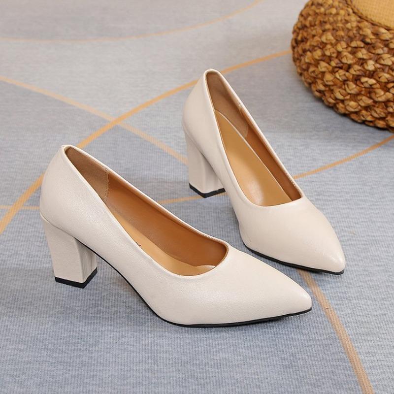 Модные простые туфли-лодочки из мягкой кожи на блочном каблуке с острым носком и мелким вырезом, закрывающие стопу, противоскользящие, износостойкие туфли на высоком каблуке 35 грязно-белый
Модные простые туфли-лодочки из мягкой кожи на блочном каблуке с острым носком и мелким вырезом, закрывающие стопу, противоскользящие, износостойкие туфли на высоком каблуке 35 грязно-белый